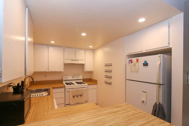 Building Photo - 6915 Quail Pl