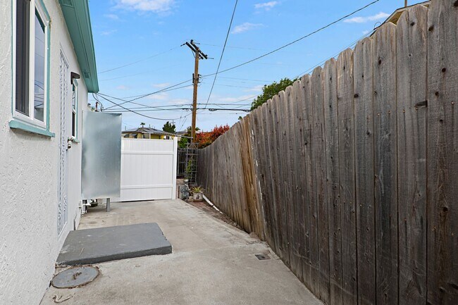 Building Photo - Large Corner Lot with a newly remodeled 2 bedroom 2 bathroom house!