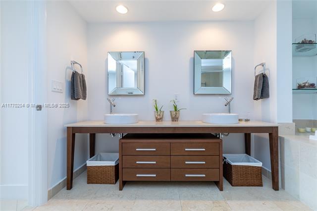 Building Photo - 495 Brickell Ave