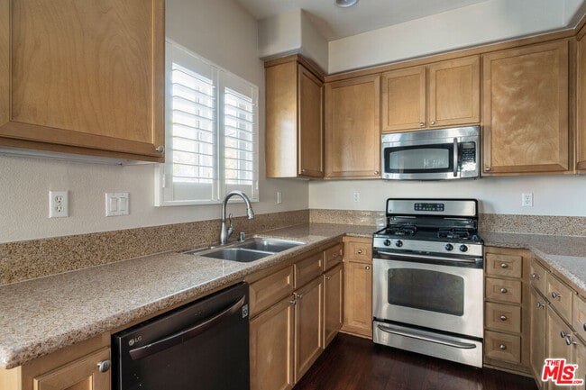 Building Photo - 6840 De Celis Pl