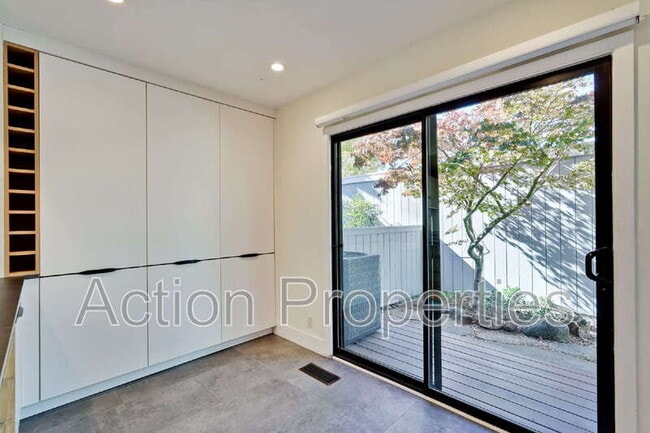 Building Photo - 209 Ortega Ave