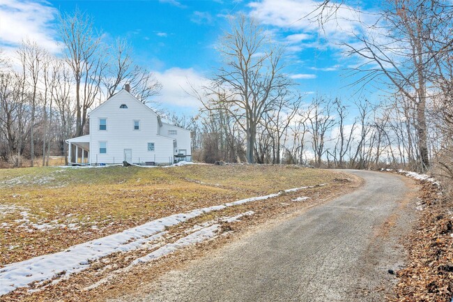 Building Photo - 17 Carriage House Rd