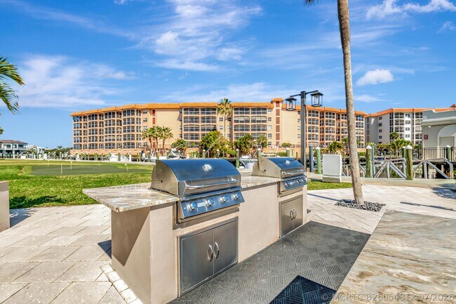 Building Photo - 2871 N Ocean Blvd