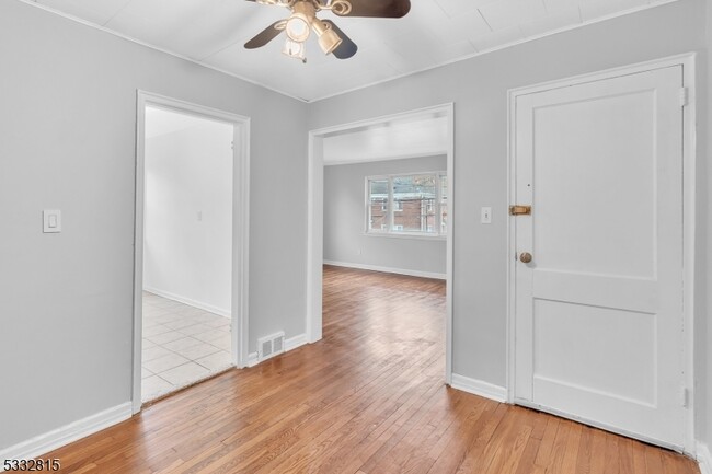 Building Photo - 164 Midland Pl