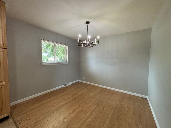 Building Photo - 3 Bed/2 Bath Ranch Home on Large Lot with Oversized Garage