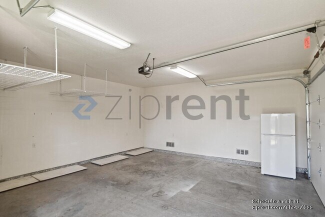 Building Photo - 1320 Drake Ave