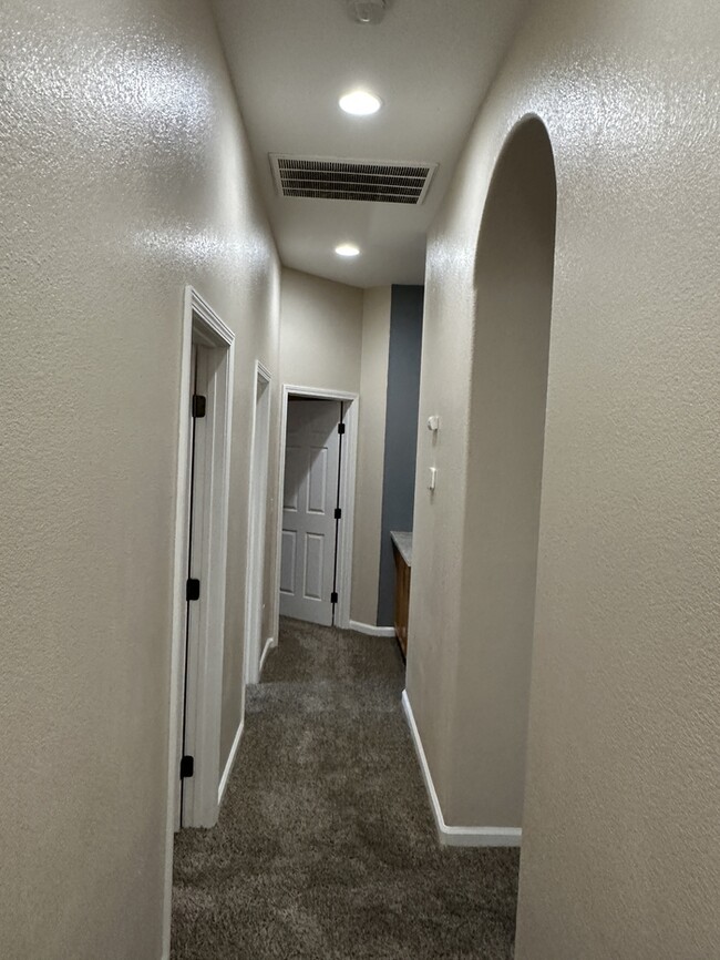 Building Photo - Weston Ranch 4 Bedroom 2.5 Bathroom Home
