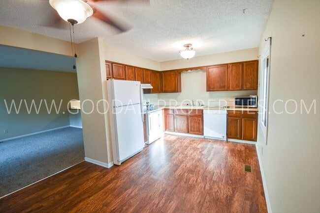 Building Photo - Half Off 1st Months Rent! 3 Bedroom 2 Bath...