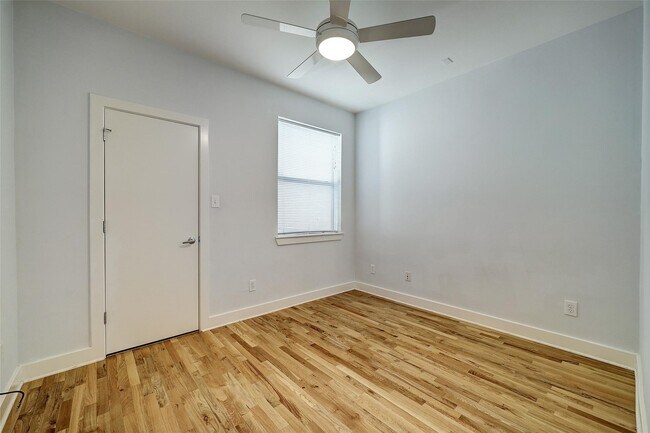 Building Photo - 2202 Bastrop St