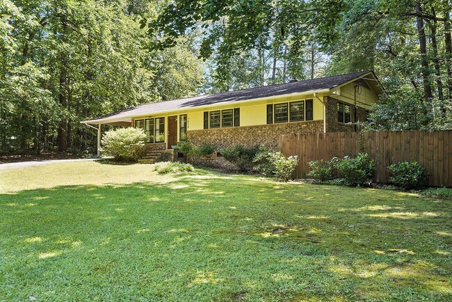 Building Photo - Charming 3BR 1 BTH Home with Inground Pool...