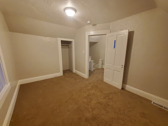 Building Photo - ** Charming 2 Story *Newly Renovated***