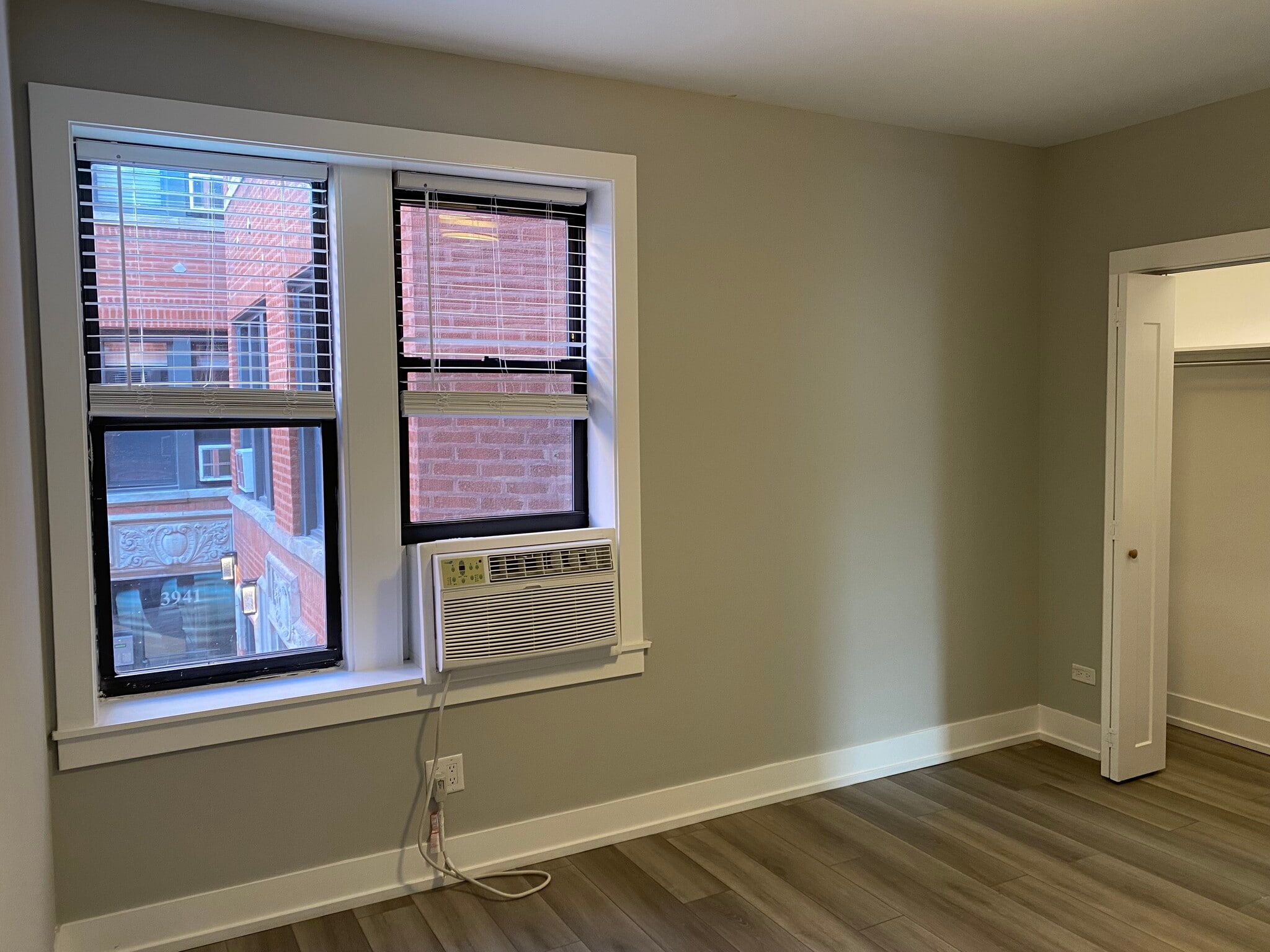 Building Photo - 3929 N Janssen Ave