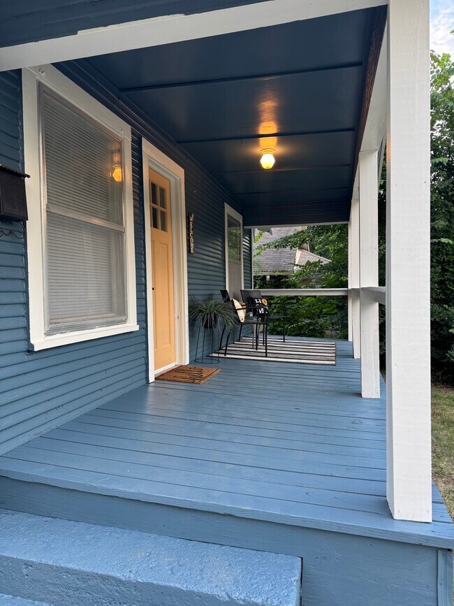 Building Photo - 304 N Cimarron Ave