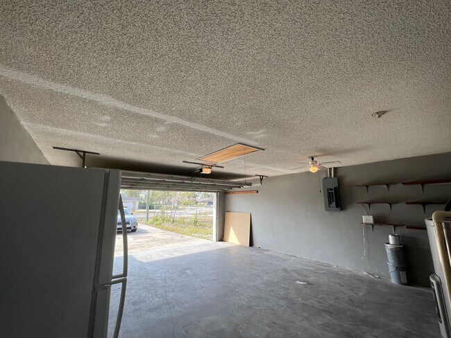 Building Photo - 3 Bed / 2 Bath Home In Deltona Available NOW!!