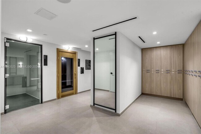 Building Photo - 225 N Miami Ave