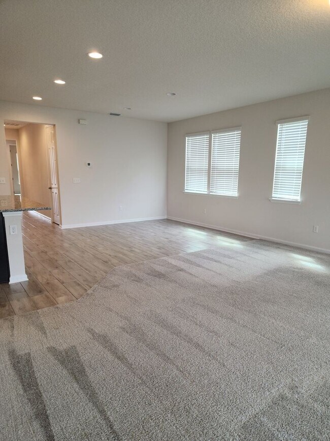 Building Photo - Perfect size, perfect location!