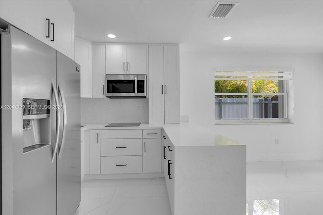 Building Photo - 2638 SW 30th Ct