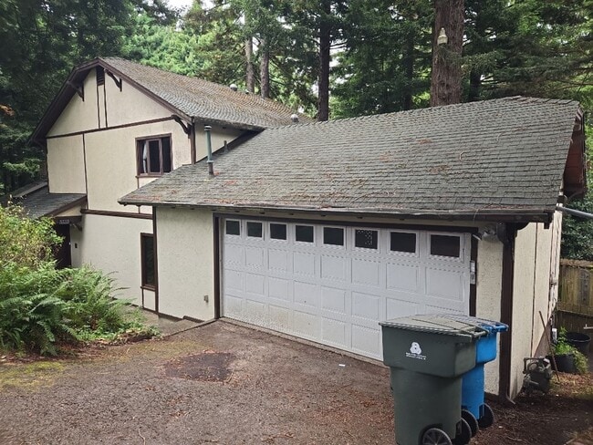 Primary Photo - Pet Friendly! Redwood views! 3-bedroom hom...