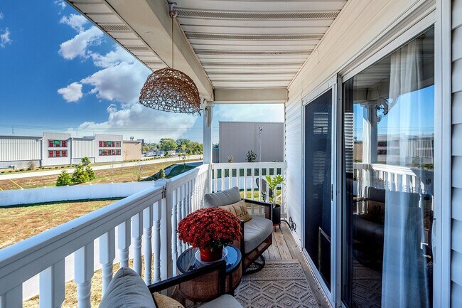 Building Photo - Tastefully updated 2-bedroom, 2-bath condo