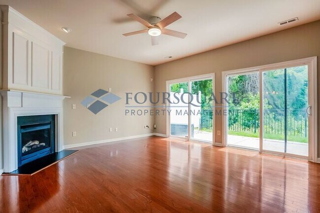 Building Photo - Townhome |Fenced Back Patio with Privacy F...