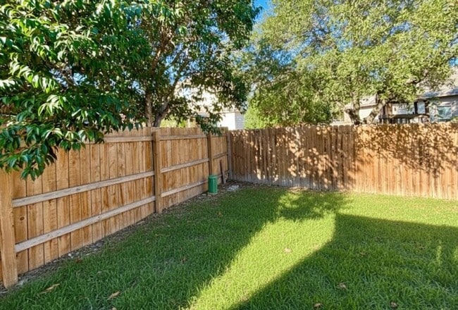 Building Photo - Beautiful One Story Home