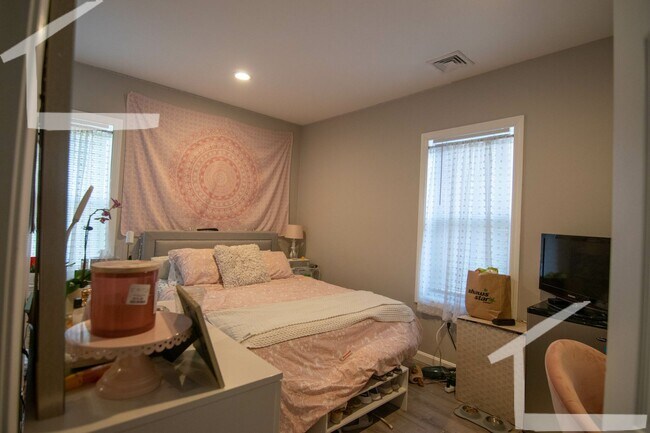 Building Photo - 9/1 Large two-level 5BR/2BA near MBTA, BU & more