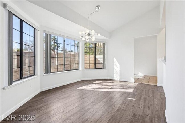 Building Photo - SPACIOUS 3BEDROOM SINGLE STORY TOWNHOME IN...
