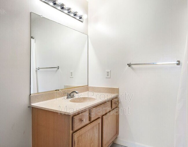 Building Photo - 811 Brassie Ln