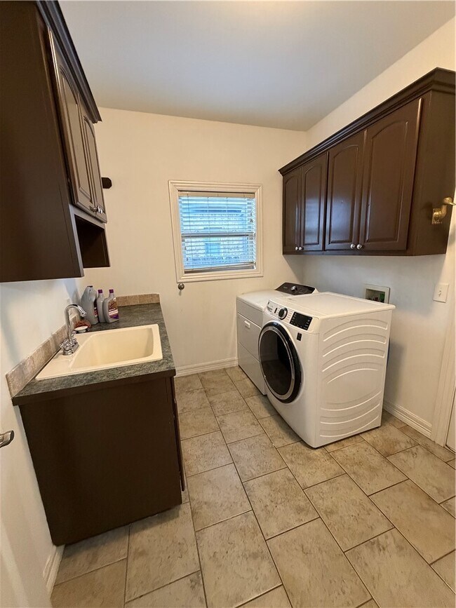 Building Photo - 4604 SW Swinton Dr