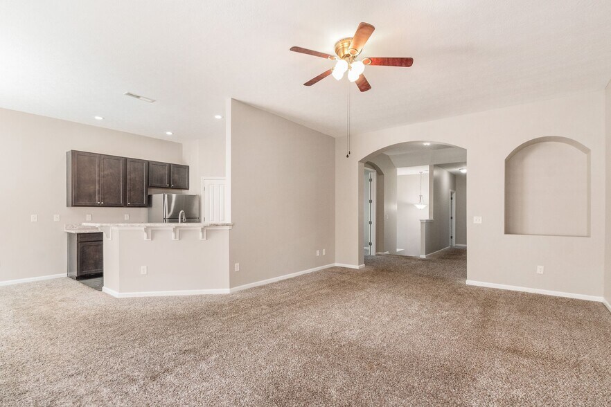 Building Photo - 560 Redwood Ln