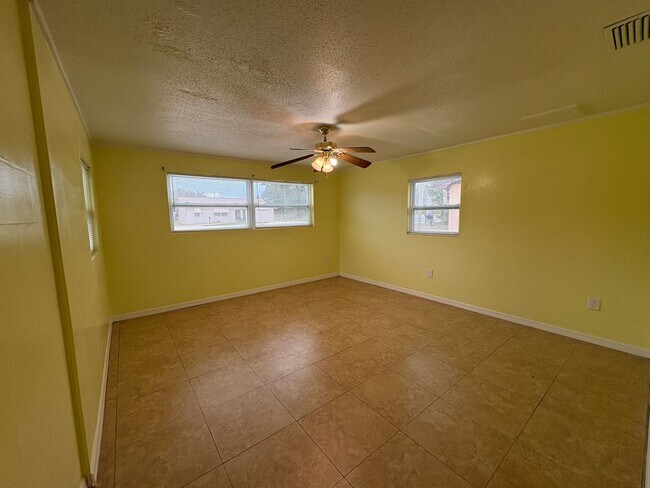 Building Photo - For Rent: 4-Bedroom Home in Lakeland