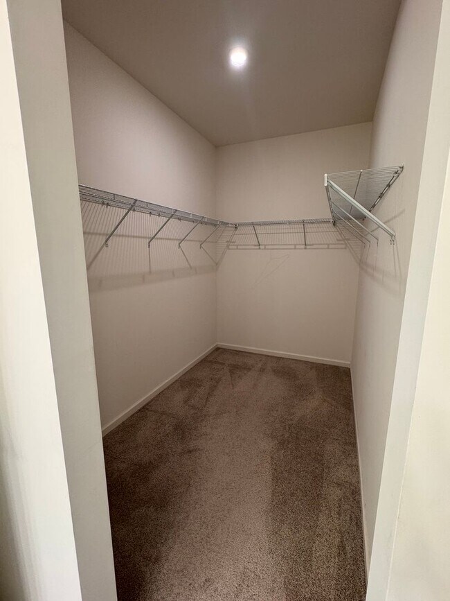 Building Photo - 4BR 2.5Bath Beauty in High Point
