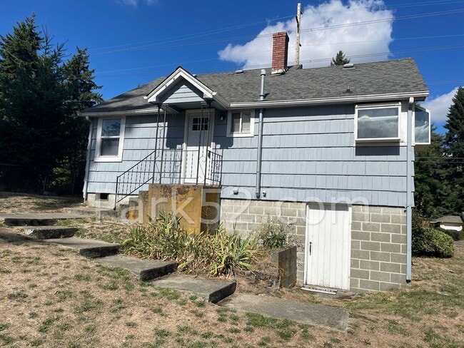 Building Photo - Small Pet Friendly - 2 Bedroom Single Fami...