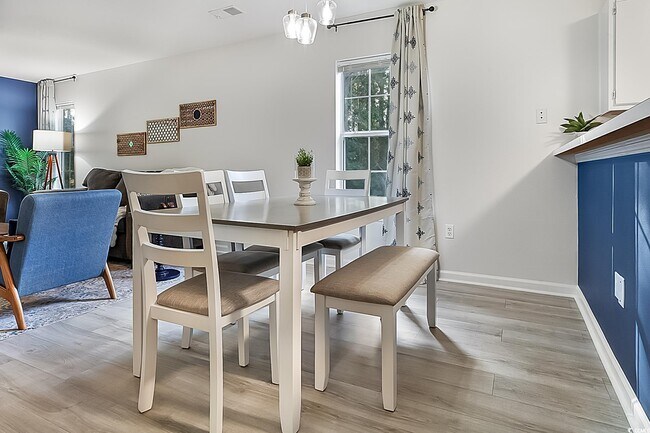 Building Photo - 1204 River Oaks Dr