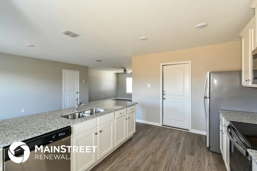 Building Photo - 3223 Begonia Bend