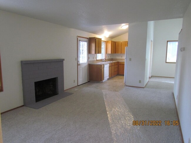 Building Photo - ~Beautiful Two-story Home Located in the N...