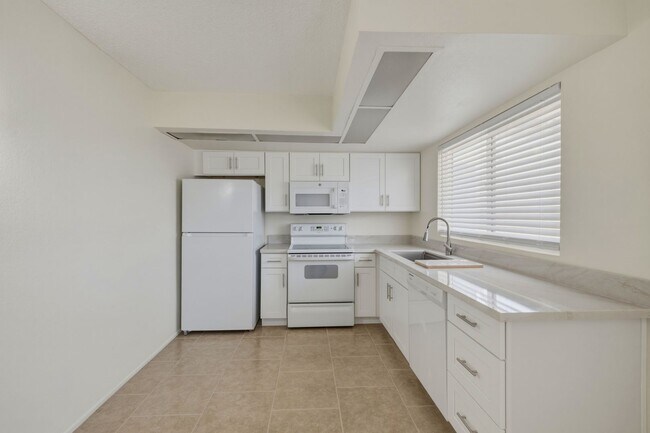 Building Photo - 45 N Phyllis-208