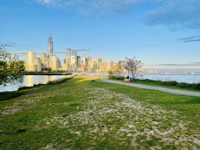 Building Photo - 66 Morris St