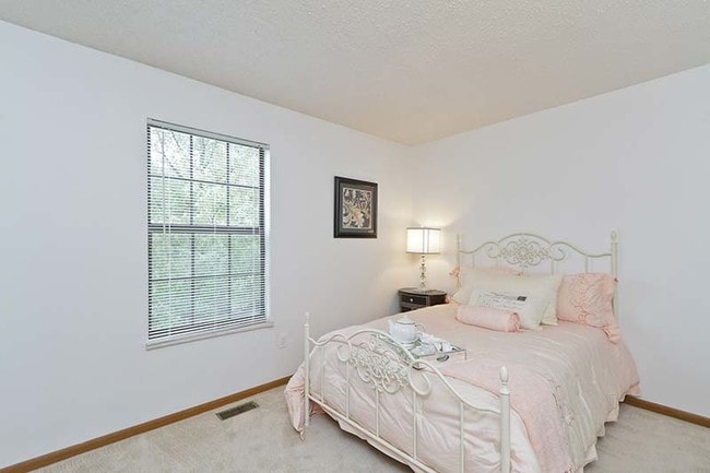 Building Photo - 2039 Essex Dr