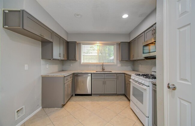 Building Photo - 326 Fair Oak Dr