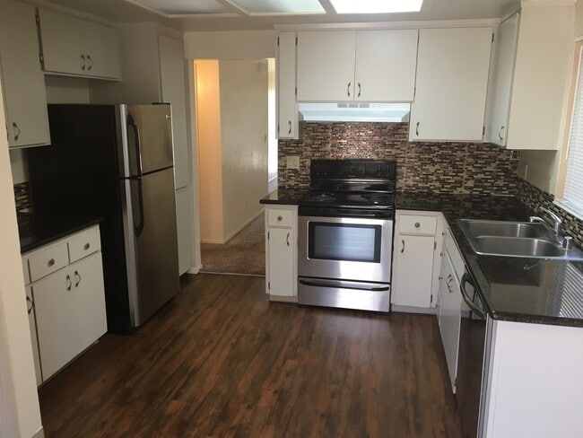 Building Photo - Beautifully Updated 2 Bed 2 Bath