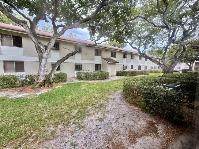 Building Photo - 702 Gardens Dr