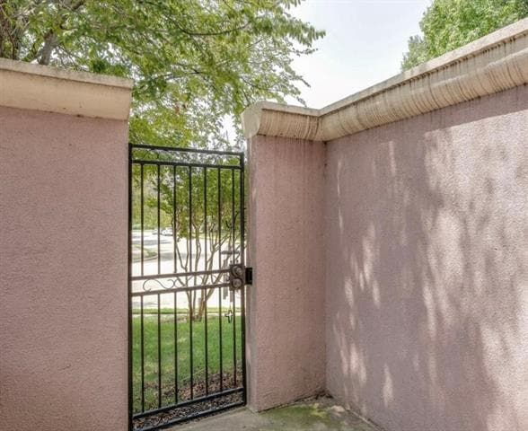 Building Photo - 615 Regency Dr