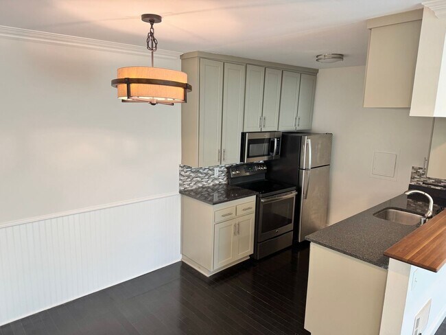 Building Photo - Top Floor 1 bedroom apartment Hermosa Beach