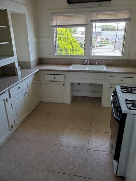 Kitchen - 1228 S Catalina St