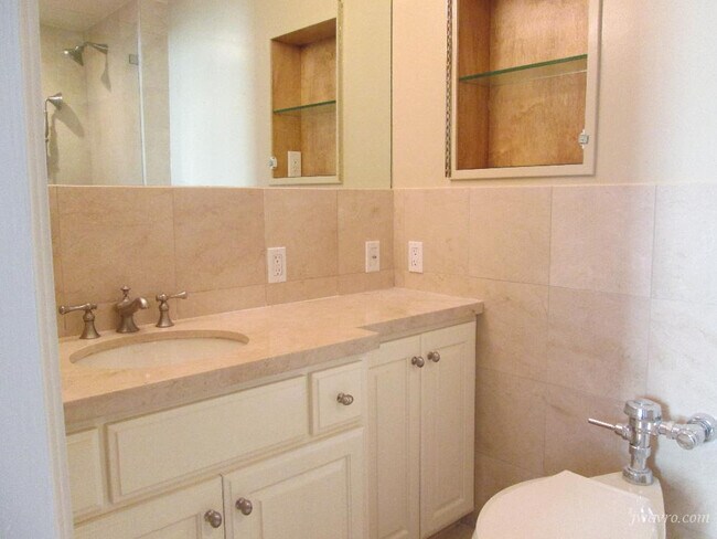 Building Photo - 1000 Green St