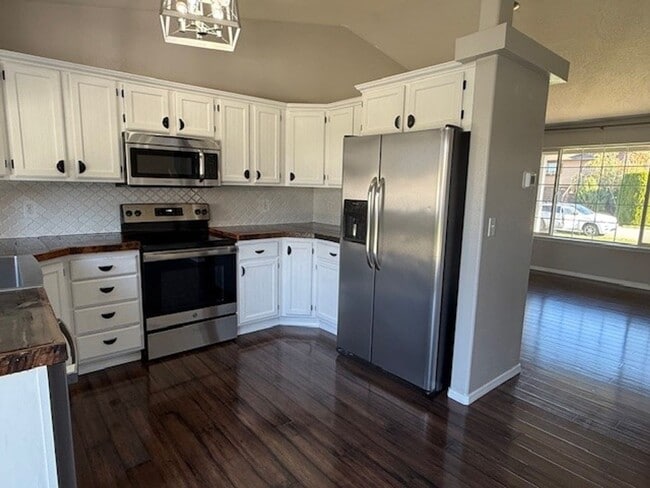 Building Photo - WELCOME TO YOUR NEW HOME! Large fenced yard. minutes from the Spokane River and Centennial Trail!...