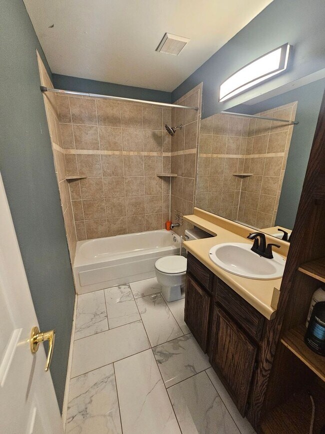 Building Photo - Beautiful West Side Condo