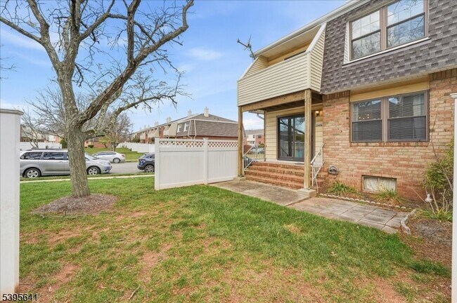 Building Photo - 2606 Trafalgar Square