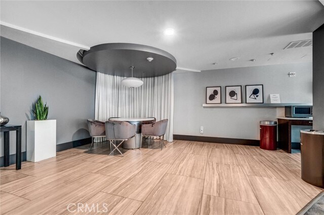 Building Photo - 411 W Seaside Way